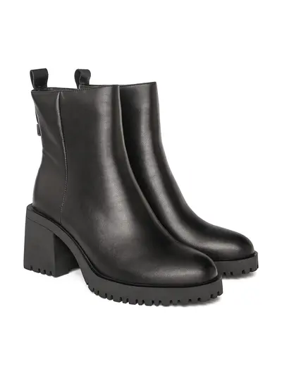 Ботильоны черного цвета с декоративной пряжкой